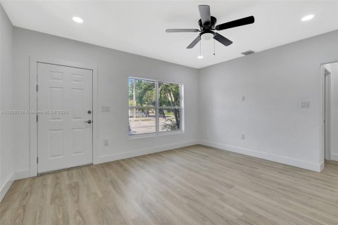House in Miami, Florida 2 bedrooms, 78.04 sq.m. № 1745933 - photo 9