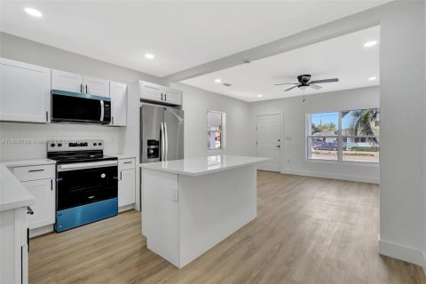 House in Miami, Florida 2 bedrooms, 78.04 sq.m. № 1745933 - photo 15