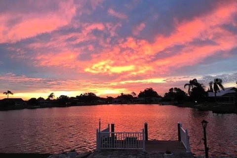 House in Sun City Center, Florida 2 bedrooms, 193.05 sq.m. № 2413411