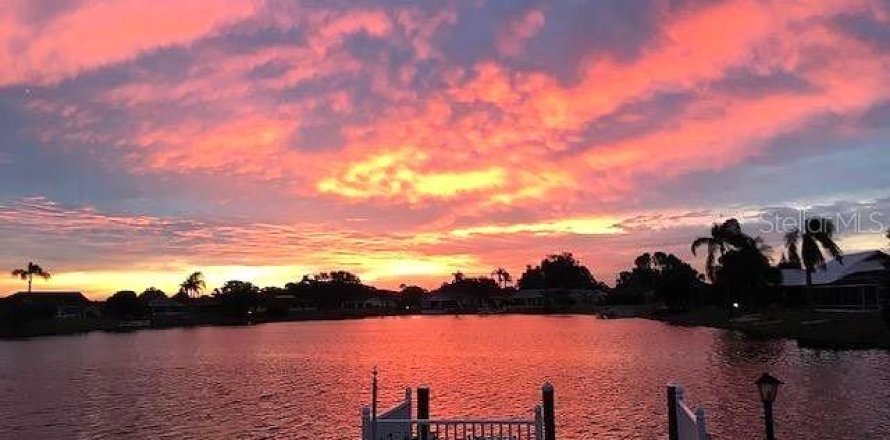 House in Sun City Center, Florida 2 bedrooms, 193.05 sq.m. № 2413411