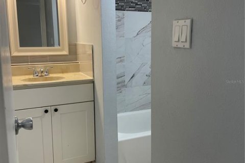 Touwnhouse à louer à Brandon, Floride: 2 chambres, 99.22 m2 № 1659668 - photo 18