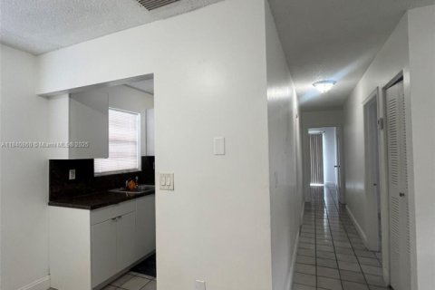 Condominio en alquiler en Hialeah, Florida, 2 dormitorios, 72.37 m2 № 1836671 - foto 3