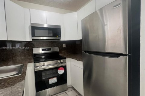 Condominio en alquiler en Hialeah, Florida, 2 dormitorios, 72.37 m2 № 1836671 - foto 7