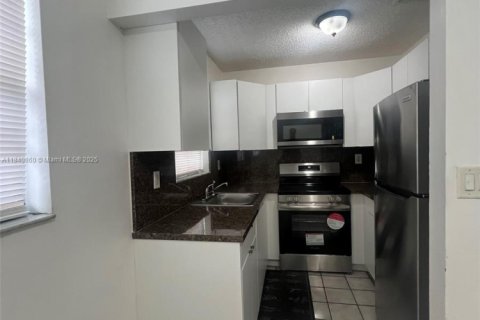 Condominio en alquiler en Hialeah, Florida, 2 dormitorios, 72.37 m2 № 1836671 - foto 4
