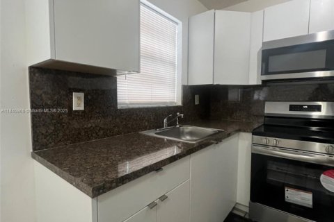 Condominio en alquiler en Hialeah, Florida, 2 dormitorios, 72.37 m2 № 1836671 - foto 6