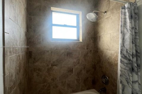 Condominio en alquiler en Hialeah, Florida, 2 dormitorios, 72.37 m2 № 1836671 - foto 12