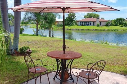 House in Venice, Florida 3 bedrooms, 148.64 sq.m. № 2314113