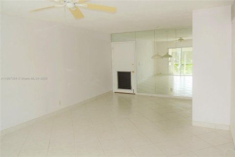 Condo in Oakland Park, Florida, 1 bedroom № 2082055 - photo 10