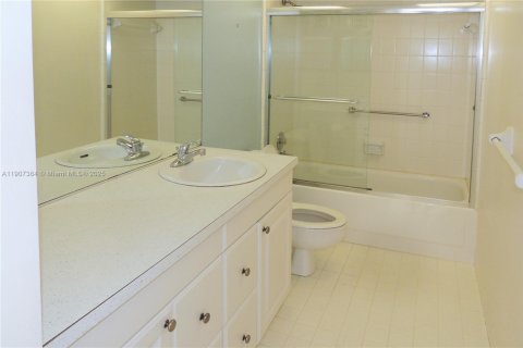 Condo in Oakland Park, Florida, 1 bedroom № 2082055 - photo 12