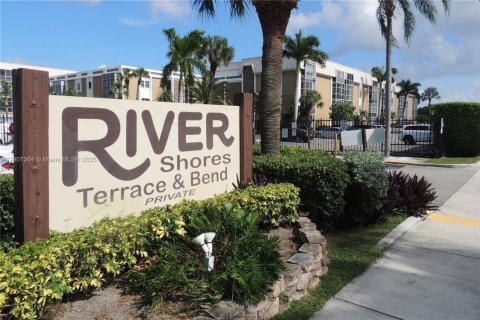 Condo in Oakland Park, Florida, 1 bedroom № 2082055 - photo 14