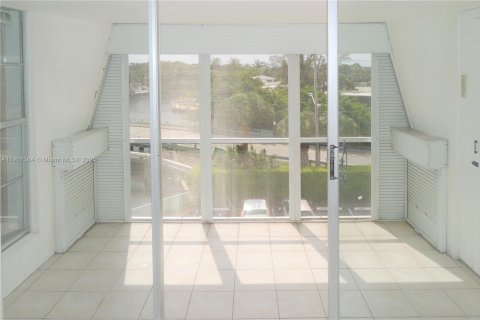 Condo in Oakland Park, Florida, 1 bedroom № 2082055 - photo 13