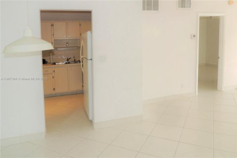 Condo in Oakland Park, Florida, 1 bedroom № 2082055 - photo 8