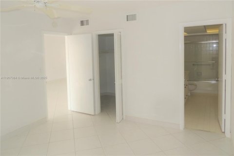 Condo in Oakland Park, Florida, 1 bedroom № 2082055 - photo 11
