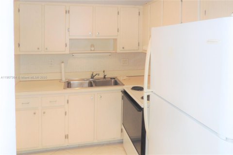 Condo in Oakland Park, Florida, 1 bedroom № 2082055 - photo 9