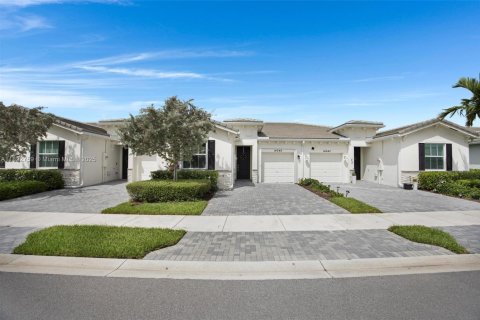 House in Delray Beach, Florida 2 bedrooms, 122.54 sq.m. № 1814151 - photo 1