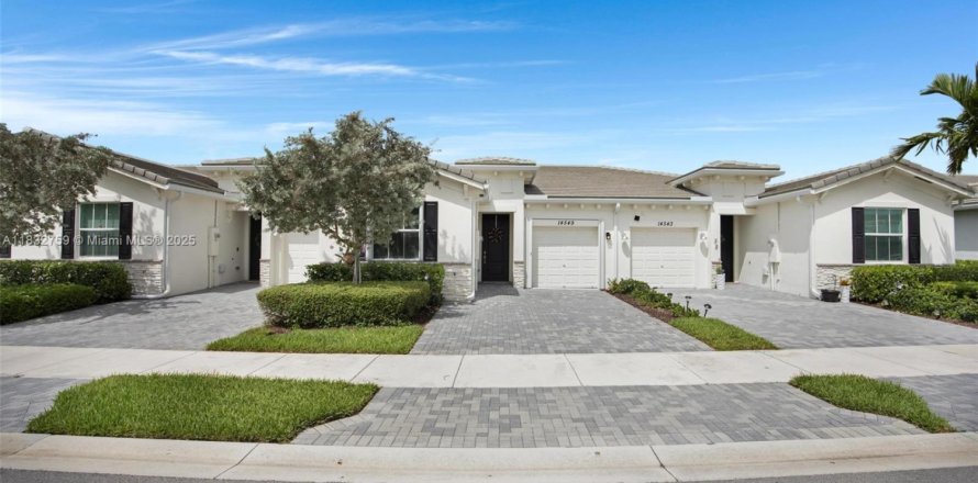 House in Delray Beach, Florida 2 bedrooms, 122.54 sq.m. № 1814151