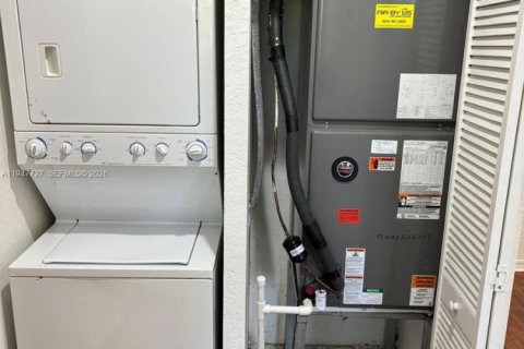 Townhouse in Miramar, Florida 3 bedrooms, 139.82 sq.m. № 2003803 - photo 27