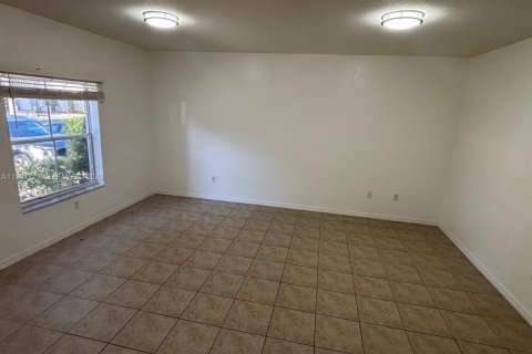 Townhouse in Miramar, Florida 3 bedrooms, 139.82 sq.m. № 2003803 - photo 3