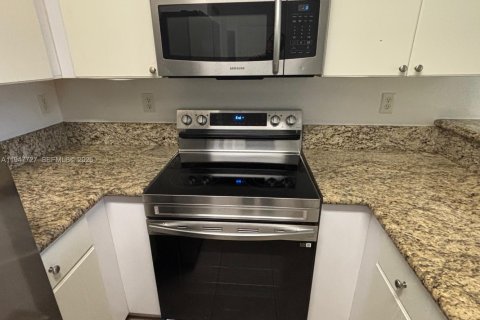 Townhouse in Miramar, Florida 3 bedrooms, 139.82 sq.m. № 2003803 - photo 10