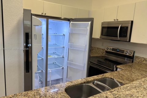 Townhouse in Miramar, Florida 3 bedrooms, 139.82 sq.m. № 2003803 - photo 13