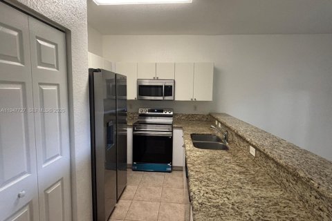 Townhouse in Miramar, Florida 3 bedrooms, 139.82 sq.m. № 2003803 - photo 8