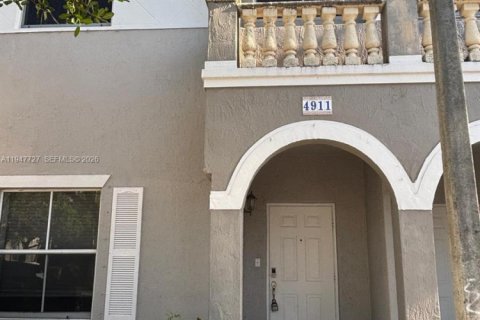 Townhouse in Miramar, Florida 3 bedrooms, 139.82 sq.m. № 2003803 - photo 2