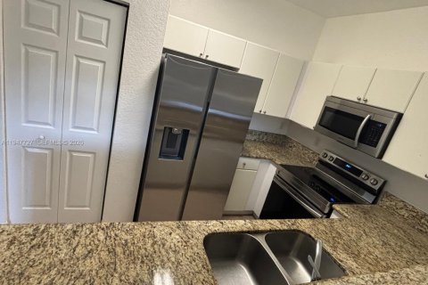 Townhouse in Miramar, Florida 3 bedrooms, 139.82 sq.m. № 2003803 - photo 11