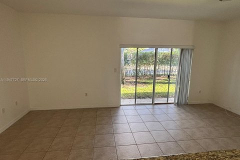 Townhouse in Miramar, Florida 3 bedrooms, 139.82 sq.m. № 2003803 - photo 14