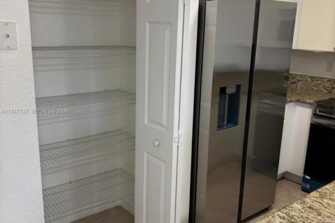 Townhouse in Miramar, Florida 3 bedrooms, 139.82 sq.m. № 2003803 - photo 16