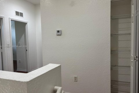 Townhouse in Miramar, Florida 3 bedrooms, 139.82 sq.m. № 2003803 - photo 28