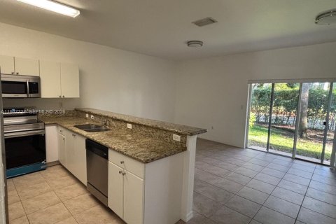 Townhouse in Miramar, Florida 3 bedrooms, 139.82 sq.m. № 2003803 - photo 6