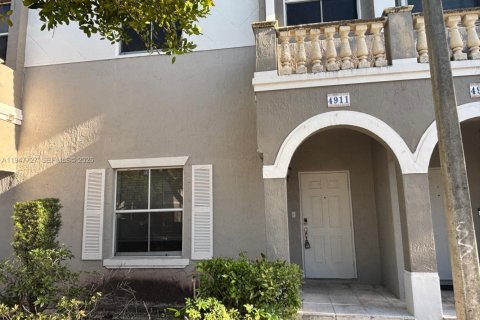 Townhouse in Miramar, Florida 3 bedrooms, 139.82 sq.m. № 2003803