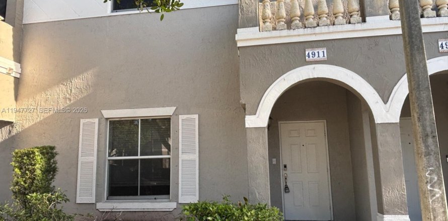 Townhouse in Miramar, Florida 3 bedrooms, 139.82 sq.m. № 2003803