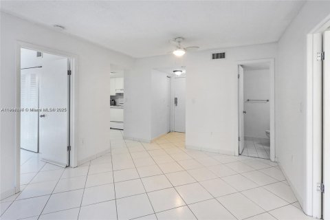 Condominio en alquiler en Miami Beach, Florida, 2 dormitorios, 68.75 m2 № 1956520 - foto 2