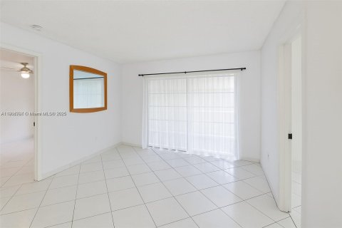 Condominio en alquiler en Miami Beach, Florida, 2 dormitorios, 68.75 m2 № 1956520 - foto 3