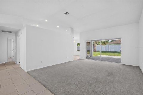 House in Palm Coast, Florida 3 bedrooms, 194.82 sq.m. № 2304649 - photo 7