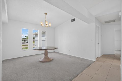 House in Palm Coast, Florida 3 bedrooms, 194.82 sq.m. № 2304649 - photo 13