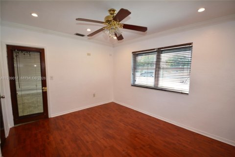 Immobilier commercial à vendre à North Miami Beach, Floride № 2154755 - photo 15