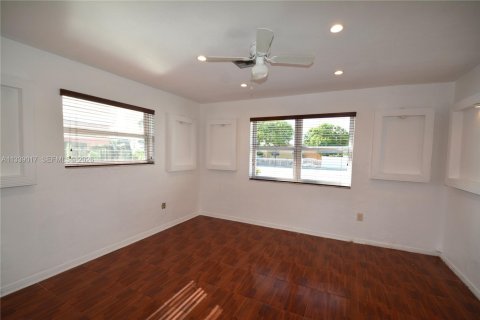 Immobilier commercial à vendre à North Miami Beach, Floride № 2154755 - photo 16