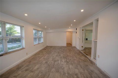 Immobilier commercial à vendre à North Miami Beach, Floride № 2154755 - photo 7