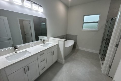 House in North Port, Florida 4 bedrooms, 157.47 sq.m. № 2393887 - photo 12