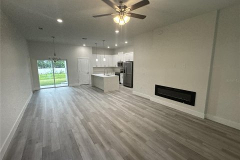 House in North Port, Florida 4 bedrooms, 157.47 sq.m. № 2393887 - photo 2