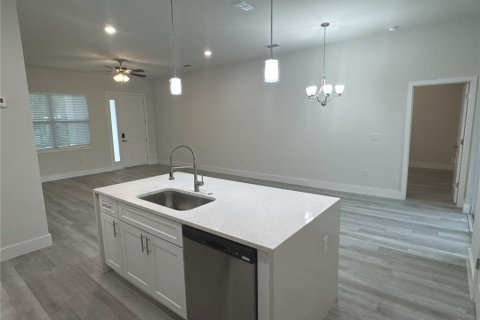 House in North Port, Florida 4 bedrooms, 157.47 sq.m. № 2393887 - photo 9