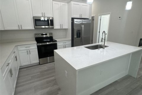 House in North Port, Florida 4 bedrooms, 157.47 sq.m. № 2393887 - photo 7