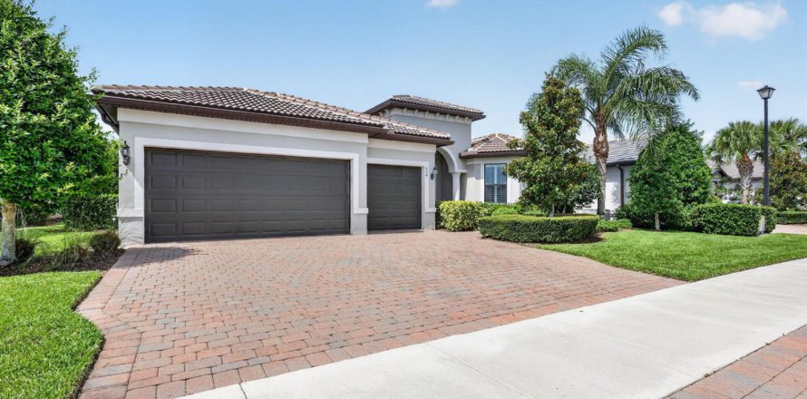 House in Port St. Lucie, Florida 3 bedrooms, 231.14 sq.m. № 2249944