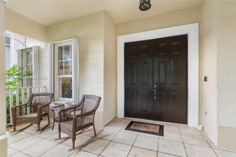 Casa en venta en Miami, Florida, 5 dormitorios, 241.36 m2 № 1896150 - foto 4