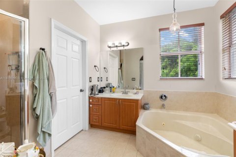 Casa en venta en Miami, Florida, 5 dormitorios, 241.36 m2 № 1896150 - foto 20