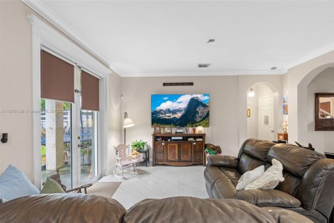 Casa en venta en Miami, Florida, 5 dormitorios, 241.36 m2 № 1896150 - foto 12