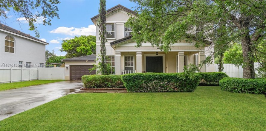 House in Miami, Florida 5 bedrooms, 241.36 sq.m. № 1896150