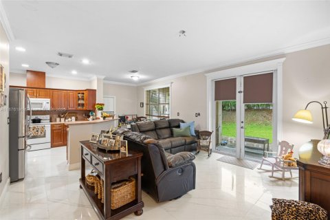 Casa en venta en Miami, Florida, 5 dormitorios, 241.36 m2 № 1896150 - foto 9